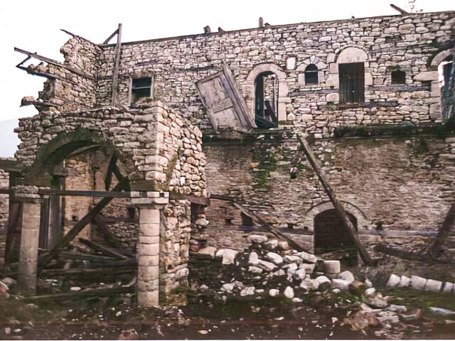Το ερειπωμένο μοναστήρι πριν την αναστήλωση.
