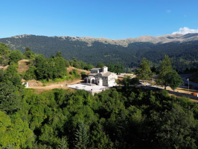 Η εκκλησία στη θέση Τσιούκαμε πανοραμική άποψη
